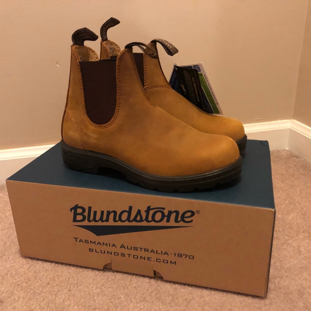 NIB Blundstone 561 boots